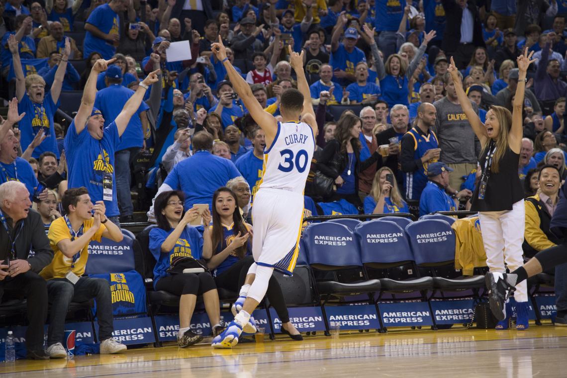 Imagen CURRY, ídolo, festeja sus puntos. (Reuters)