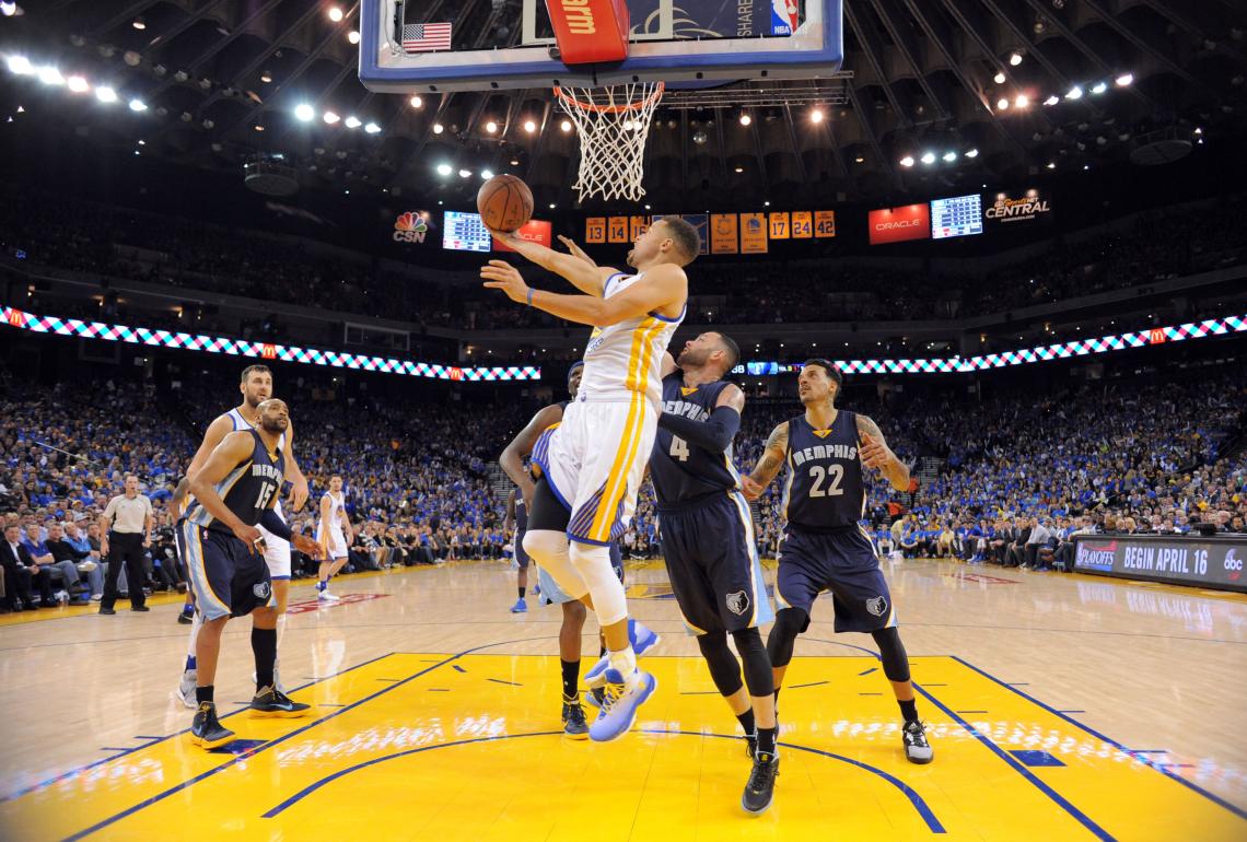 Imagen LA BANDEJA de Curry, en el encuentro ante Memphis. (Reuters).