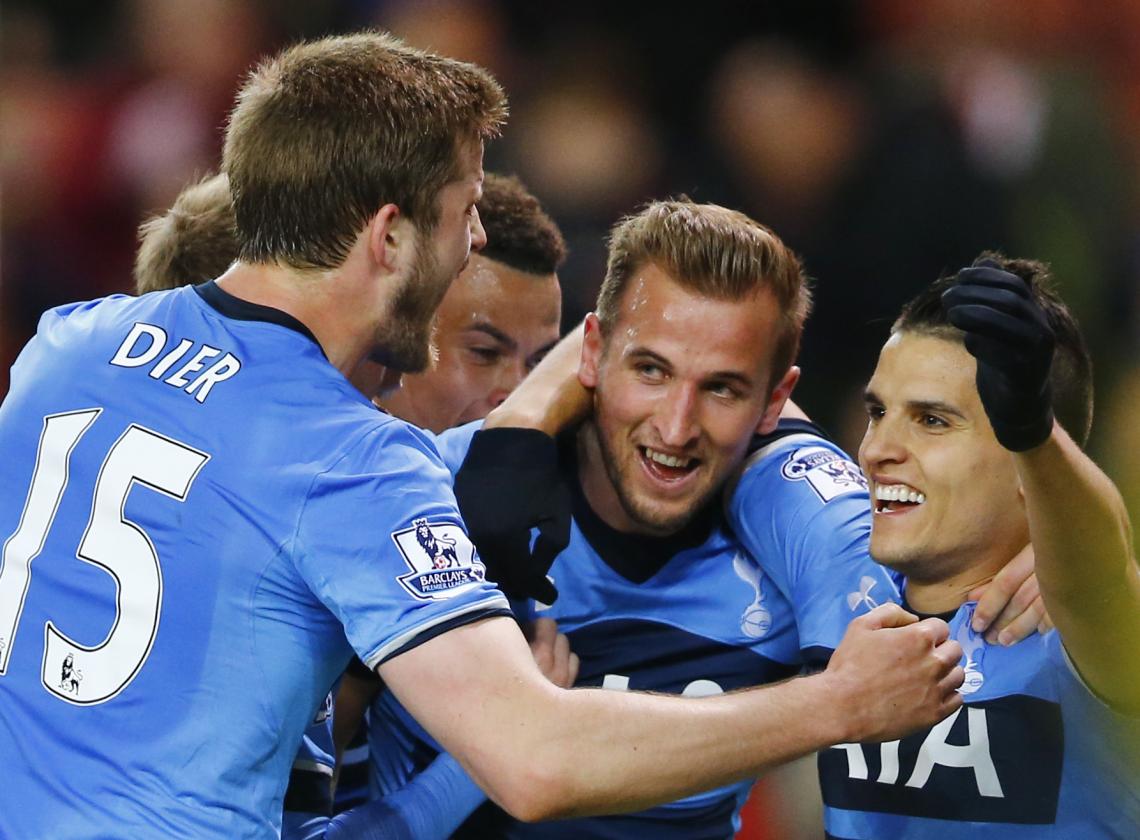 Imagen Kane, abrazado por Lamela. Es el goleador del campeonato con 25 goles. (Reuters)