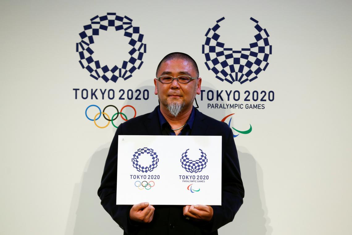 Imagen EL ARTISTA Asao Tokolo posa con sus diseños ganadores para el logo de los Juegos Olímpicos y Paralímpicos. (Reuters)