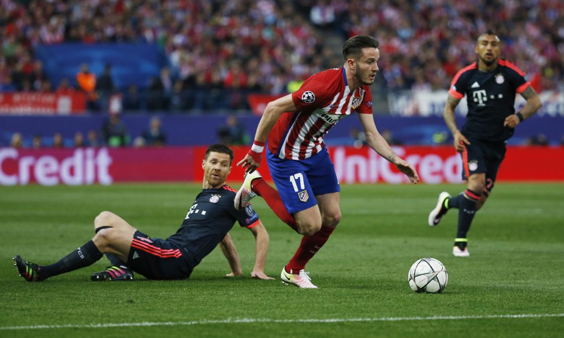 Imagen SAÚL empieza la jugada: dejó a cinco del Bayern en el piso y definió de zurda ante Neuer. (Reuters)