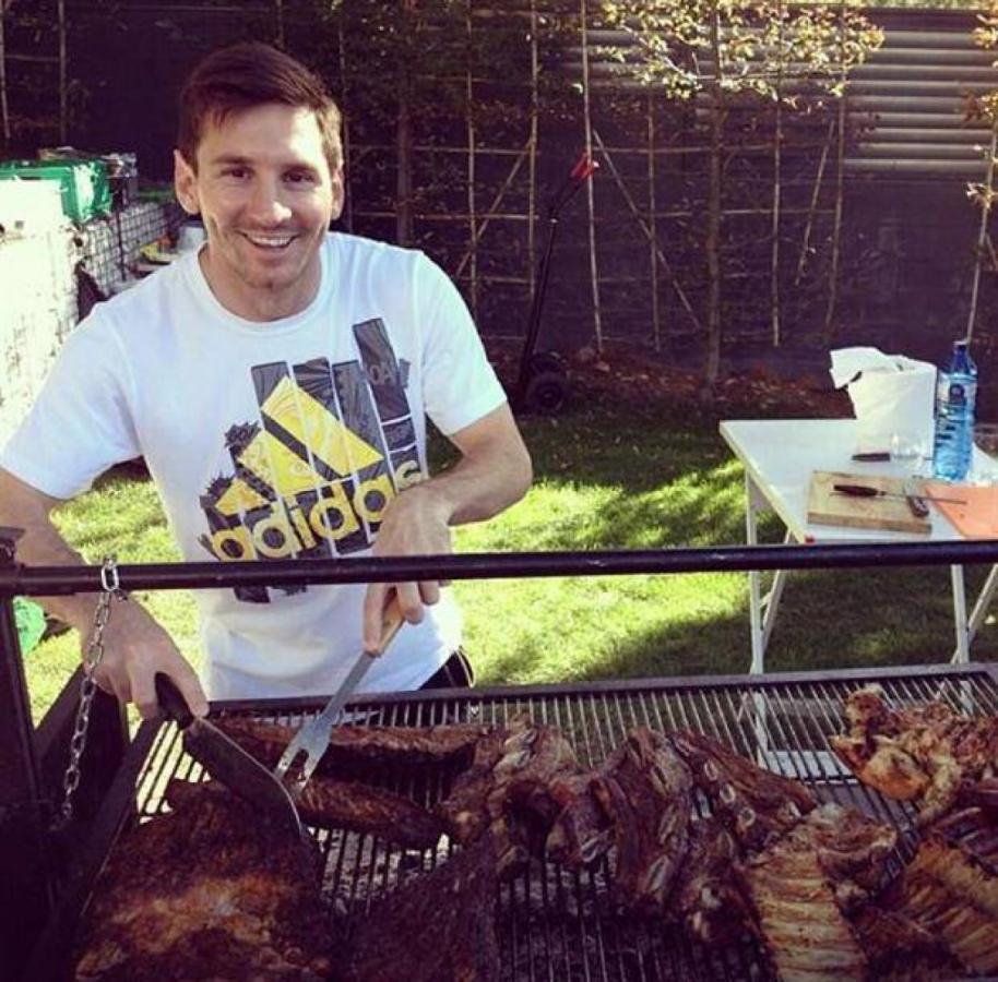 Imagen MESSI, como buen argentino, disfruta del asado. FOTO: Instagram Leo Messi.