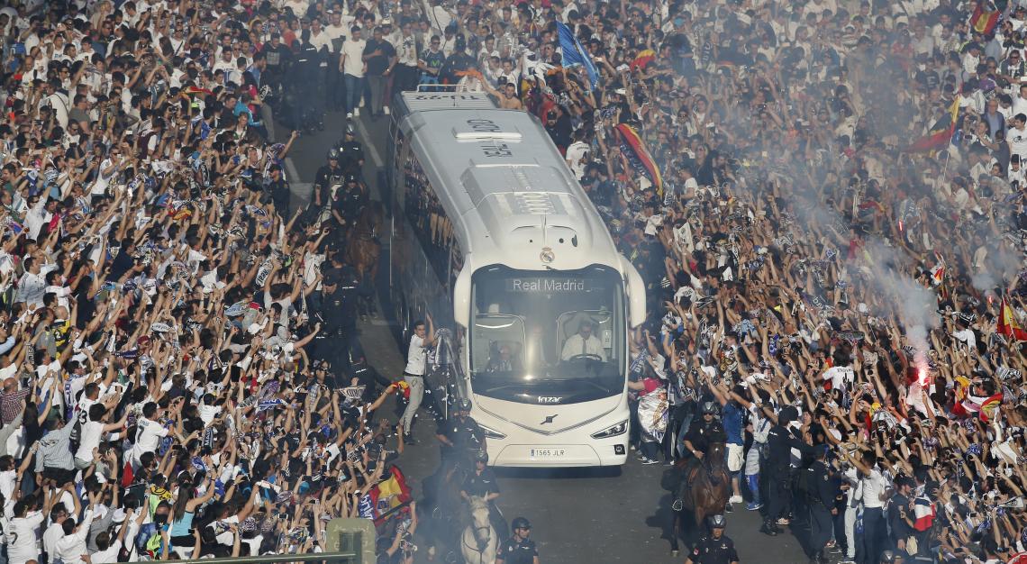 Imagen ASI llegó el micro de los jugadores. Así, lo recibieron. (Reuters)