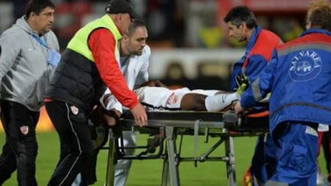 Imagen El futbolista fue retirado en una camilla. El fútbol, de luto.