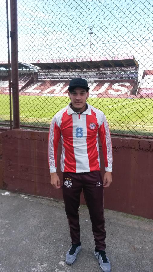 Imagen Se prendió con El Gráfico y se puso una camiseta antigua de Paraguay. Un 2 con la 8. ¡Que tul!. FOTO: El Gráfico.
