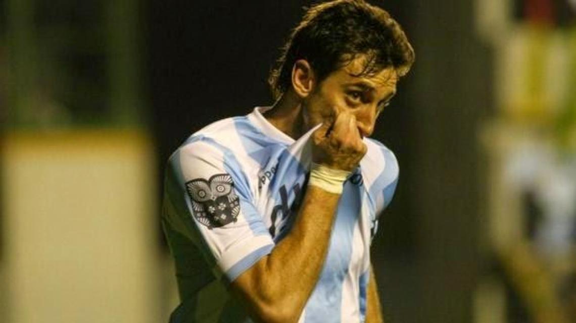 Imagen Diego Milito, con la camiseta de Racing y el festejo que hoy imita su hijo.