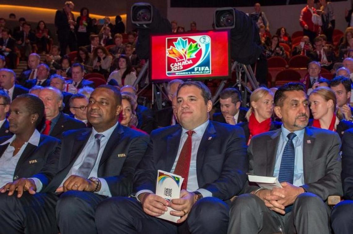 El canadiense Victor Montagliani (al centro en la imagen) en el sorteo del Mundial Femenino de la FIFA en Gatineau. REUTERS