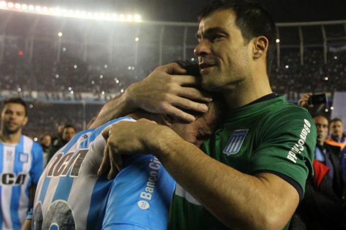 Imagen EL CHINO llora con Diego Milito, el sábado, en la despedida del Cilindro del ex Inter.