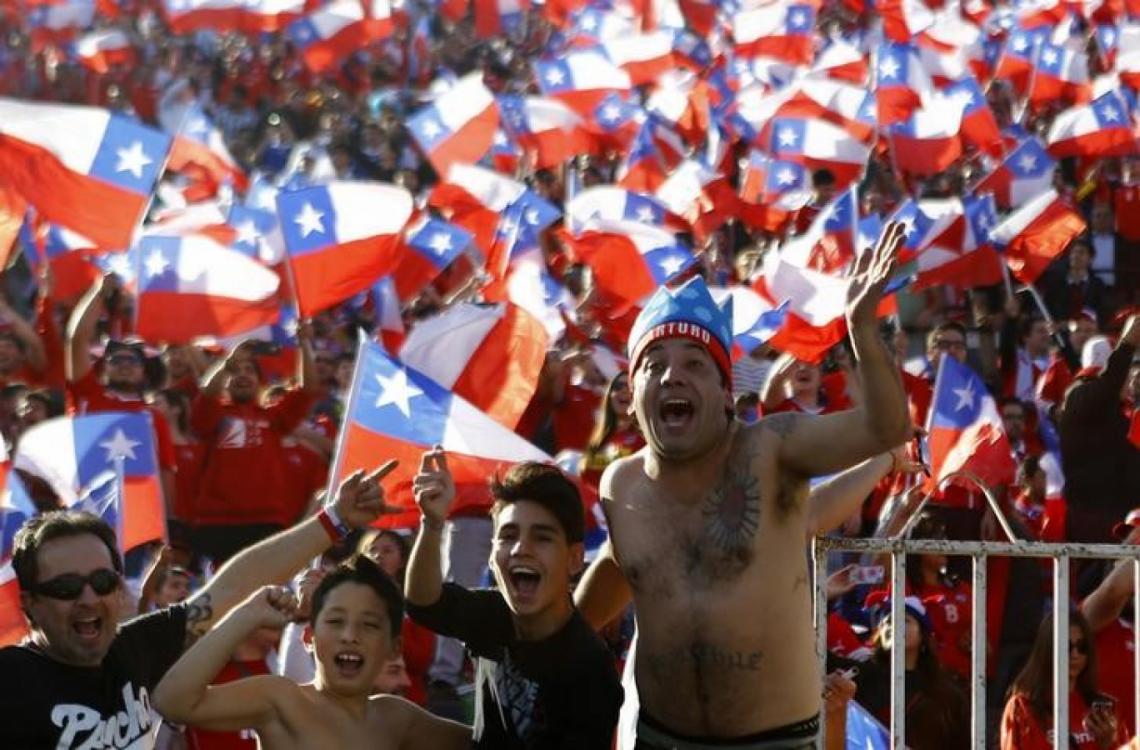 Imagen Hinchas chilenos festejando la obtención de la última Copa América, en el Estadio Nacional. FOTO: Reuters.