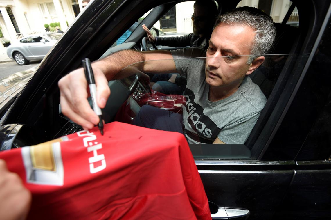 Imagen El técnico firmando una camiseta del United, en las cercanías de su hogar en Londres,. Foto: Reuters.