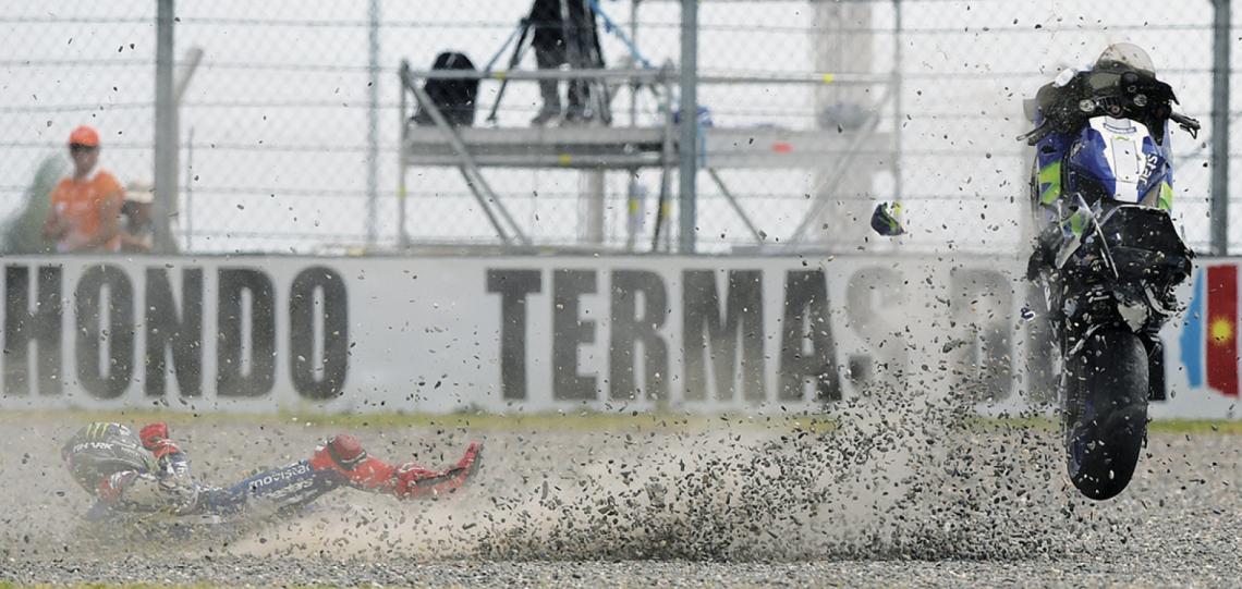 Imagen Caída en la clasificación de Termas para el actual campeón Jorge Lorenzo, que queda tendido en el piso y su Yamaha N° 99 avanza sin control.
