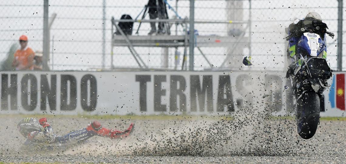 Imagen Caída en la clasificación de Termas para el actual campeón Jorge Lorenzo, que queda tendido en el piso y su Yamaha N° 99 avanza sin control. 