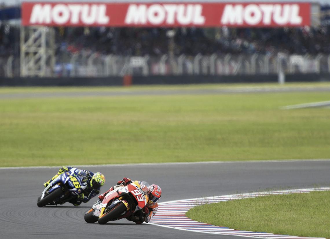 Imagen Una postal de lo que es hoy el MotoGP, con los astros Marc Márquez y Valentino Rossi desafiantes y yendo al límite.