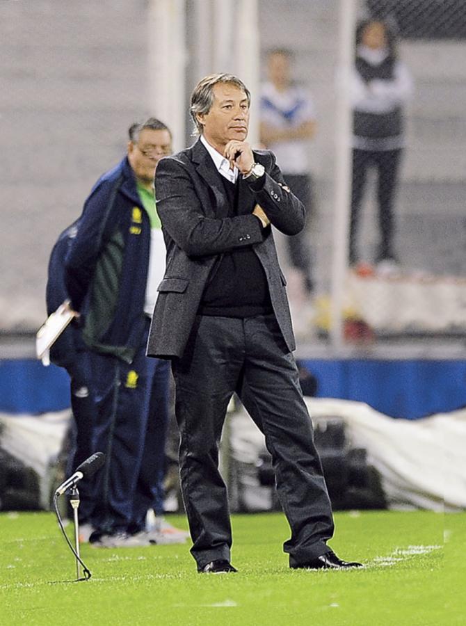 Pensativo, en cancha de Vélez. Tiene 55 años y hace 12 que empezó en el fútbol.
