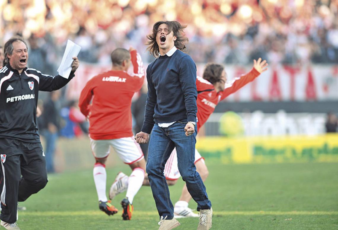 Imagen Desahogo feroz, en el ascenso con River. Grita Holan, sin largar sus apuntes, junto a Almeyda.