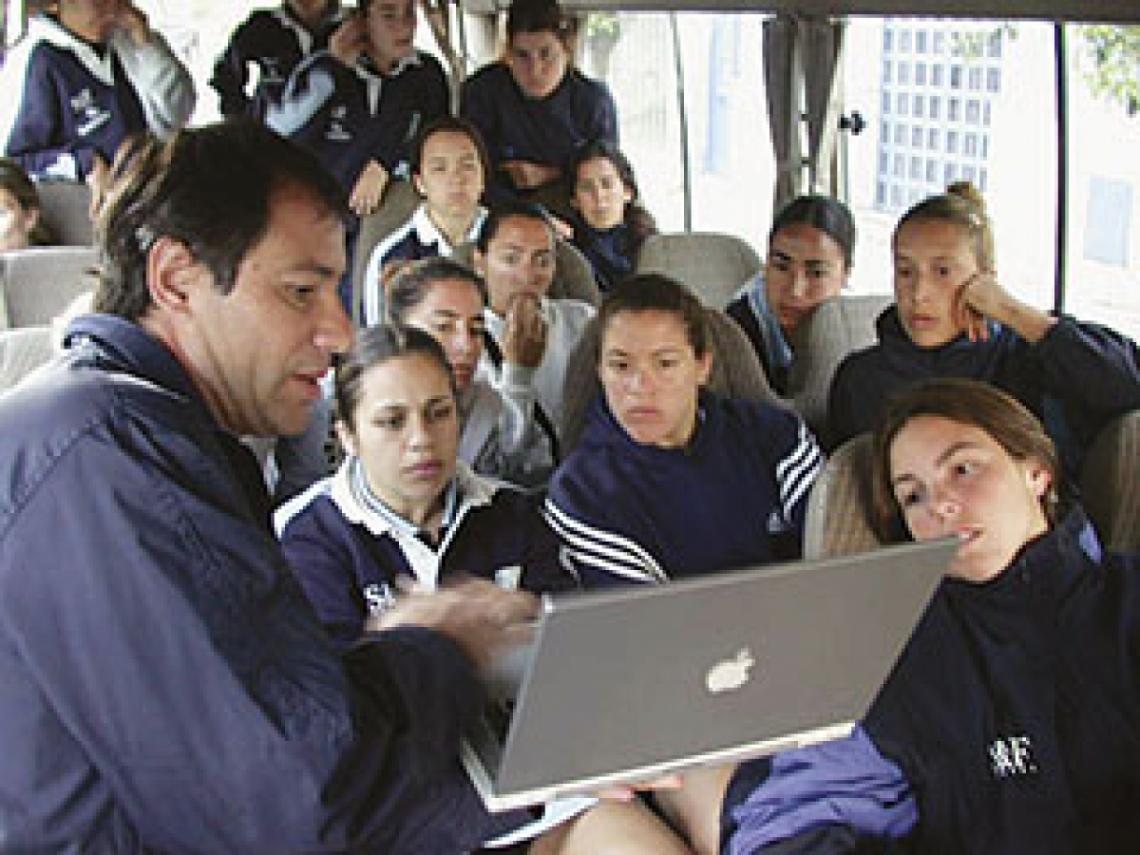 Imagen Corrigiendo con imágenes, en el micro, con la selección de Uruguay.
