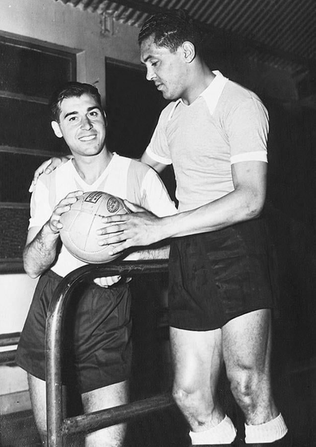Con la camiseta de la Selección, junto a una leyenda oriental: Obdulio Varela.