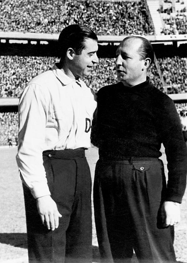 Imagen Luego de su campaña como jugador, se puso el buzo de DT y dirigió a Boca, conquistando el festejado título de 1954, que cortó una racha negativa de una década. 
