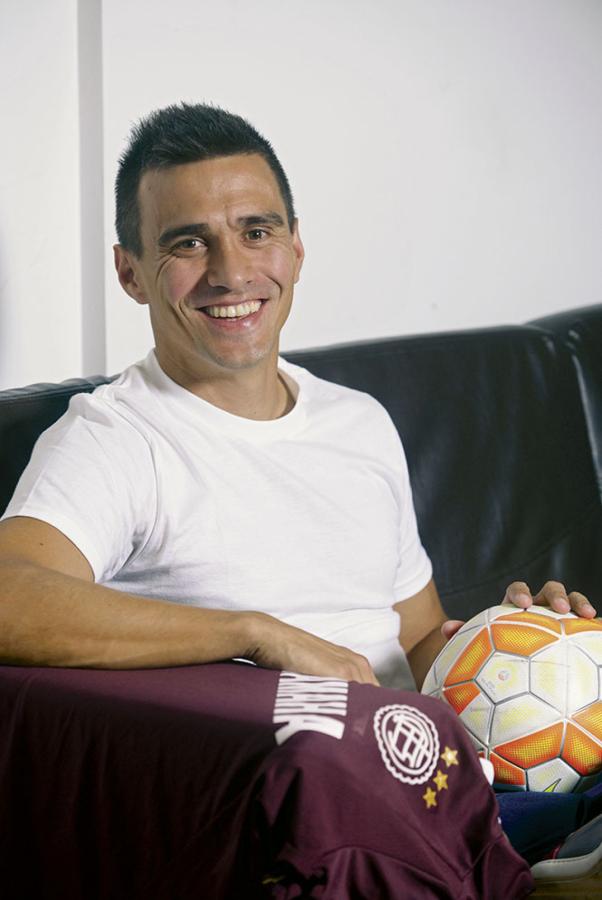 Nació en Concepción del Uruguay, Entre Ríos, y tiene 35 años. Su meta: volver a salir campeón con Lanús.