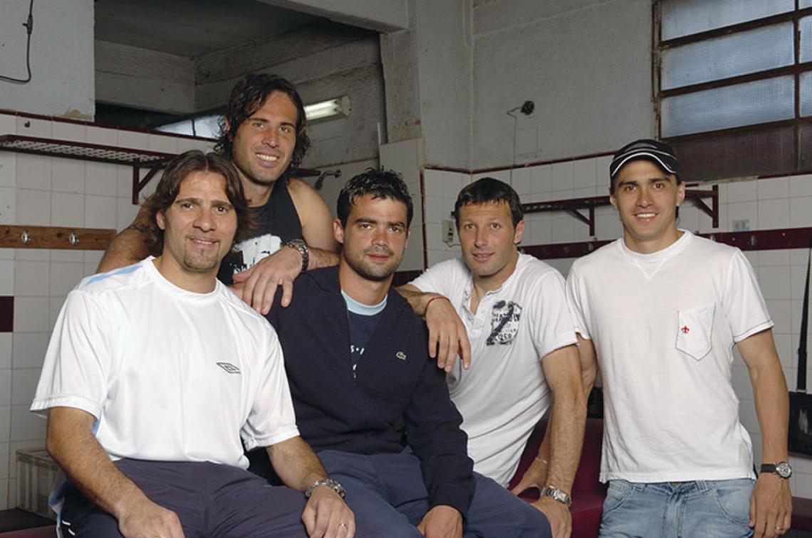 Imagen Producción para El Gráfico tras ser campeón en 2007: Graieb, Bossio, Hoyos, Ribonetto y Maxi.