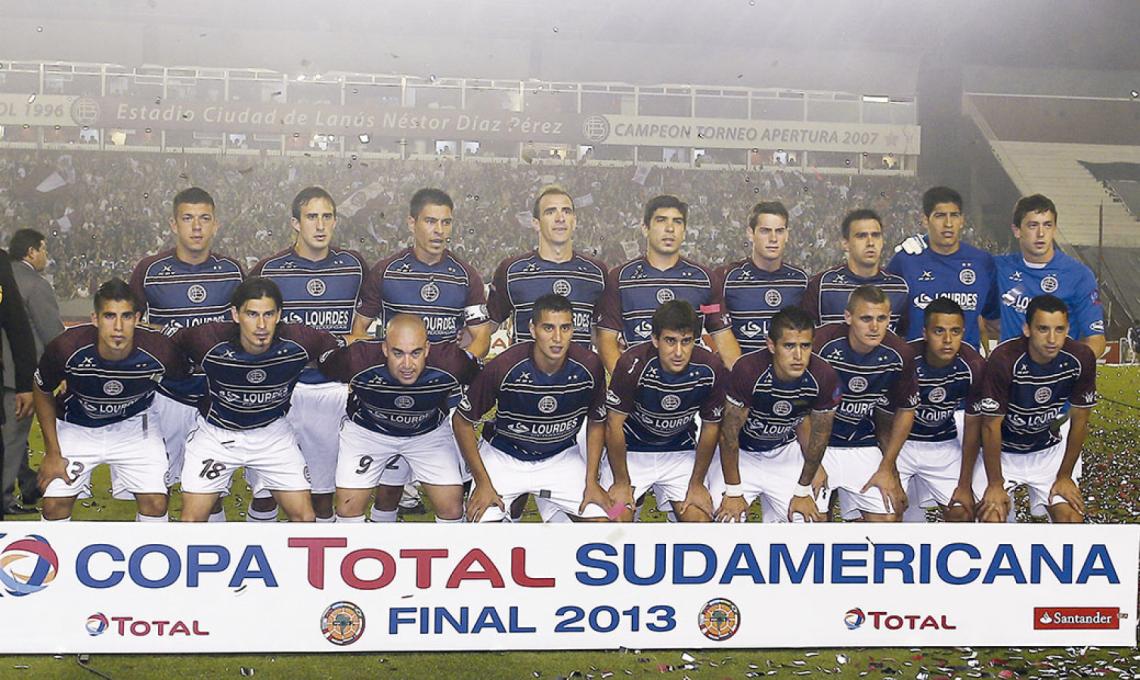 Imagen Lanús campeón de la Sudamericana 2013; parado, es el tercero de la derecha.