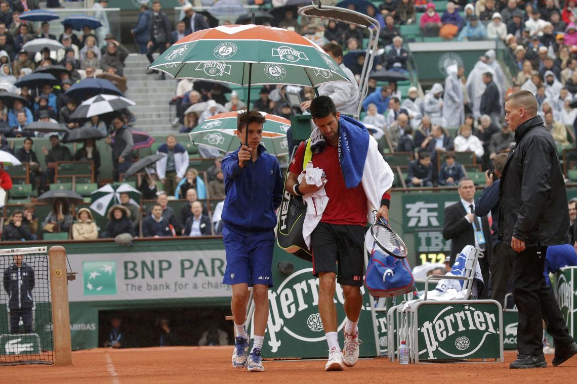 Imagen Djokovic se retira del court bajo el paraguas
