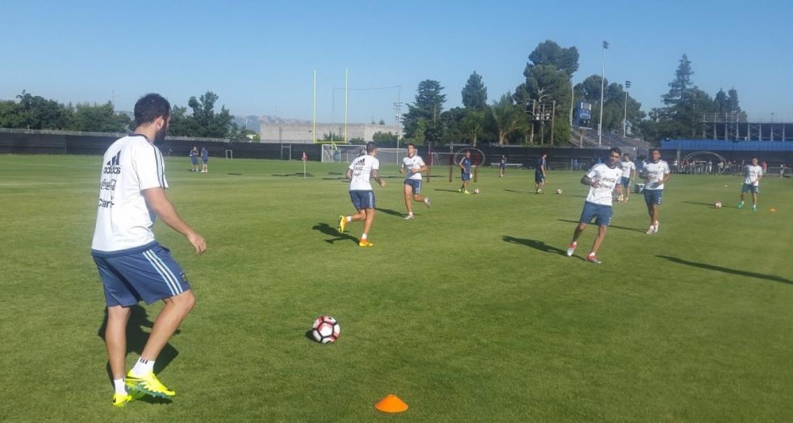 Imagen Entrenan en un campo de football americano.