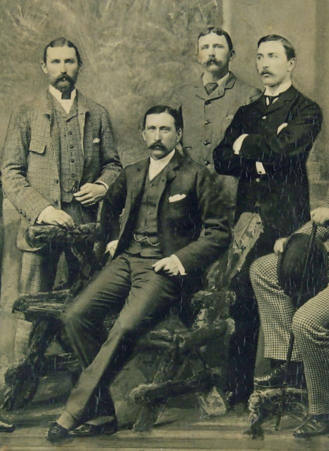 Imagen Frank Hadow es el tercero desde la izquierda.