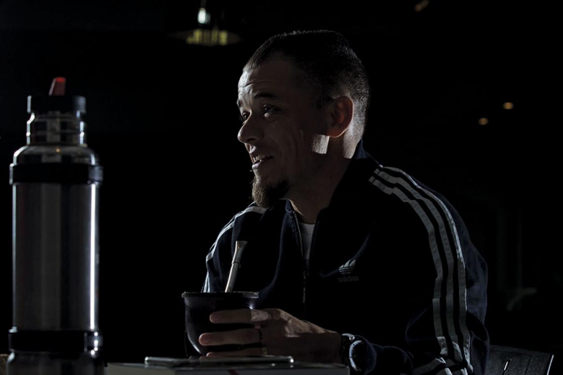 La sonrisa relajada, el perfil inconfundible, la chivita y el mate, durante la charla en el Monumental.