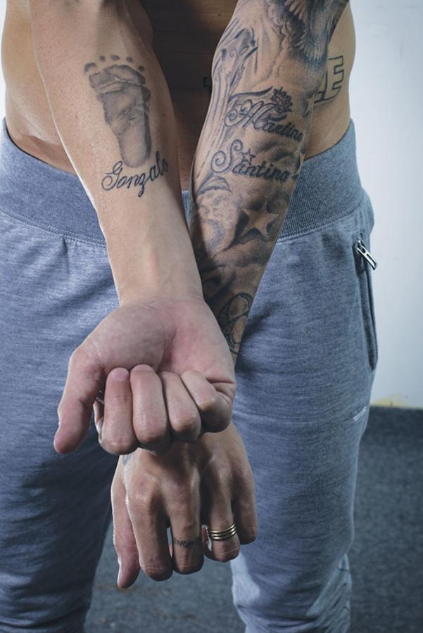 Imagen Algunos de los muchos tatuajes que decoran el cuerpo de D´Alessandro. El pie de su hijo menor (Gonzalo) y los nombres de los otros dos, Martina y Santino.