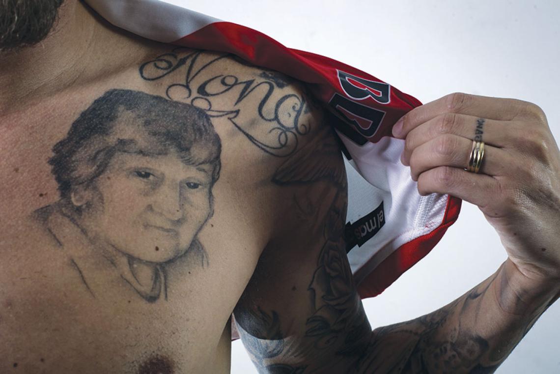 La abuela, en el hombro.