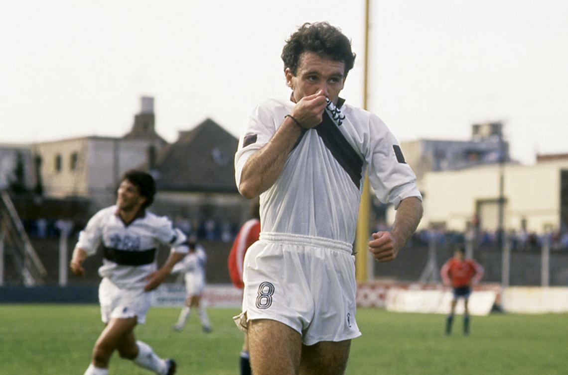 Imagen Besando la camiseta del Calamar, usando el 8, un número que terminaría siendo el suyo definitivamente en Colo Colo. Con Platense tuvo dos ciclos como jugador, nunca descendió y peleó un campeonato.