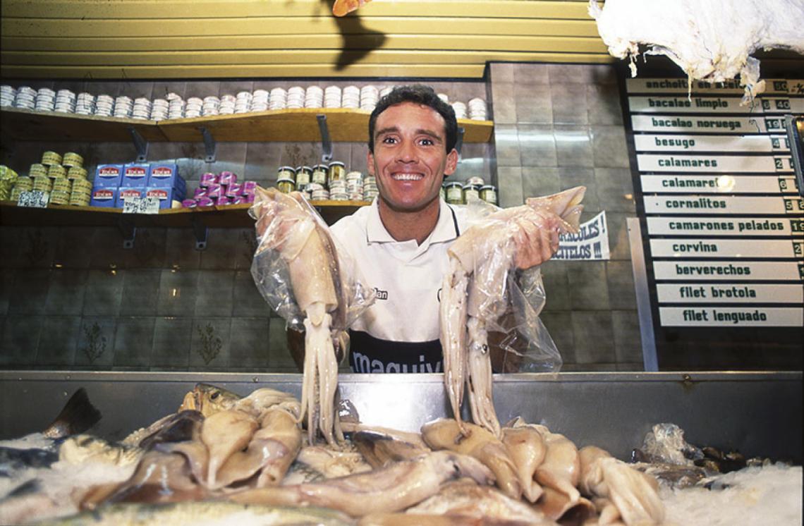 Imagen Típica producción de El Gráfico en la pescadería con los calamares, ya durante su segundo ciclo en Platense, tras su paso por México. En 1994, con Rezza como DT, peleó el campeonato y Passarella lo convocó a la Selección.