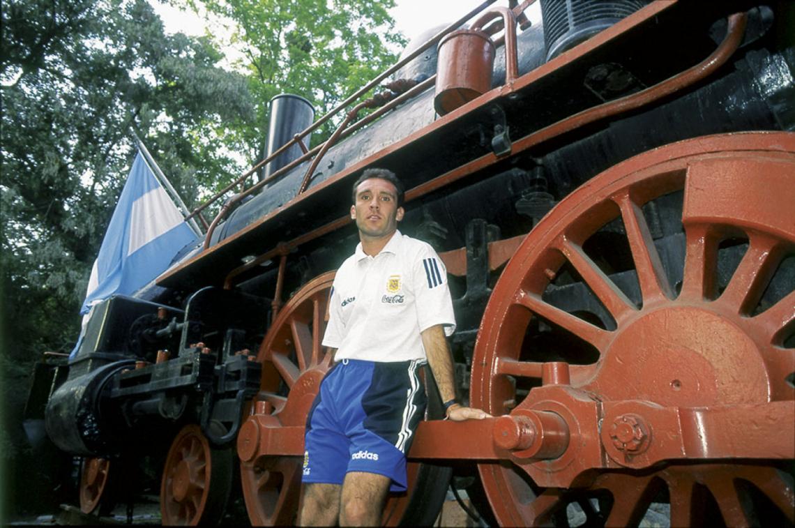 Imagen Fue el primer 10 y el primer capitán de la era post Maradona, con Passarella como entrenador. Llegó a la Selección con 27 años, después de un gran campeonato con Platense. En el debut del Kaiser DT en Chile, fue capitán y metió un gol.