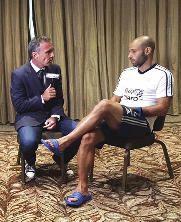 Imagen Es uno de los pocos ex futbolistas que entrevista mano a mano y que va a las conferencias de prensa, como en este caso con Mascherano, durante la Copa América.