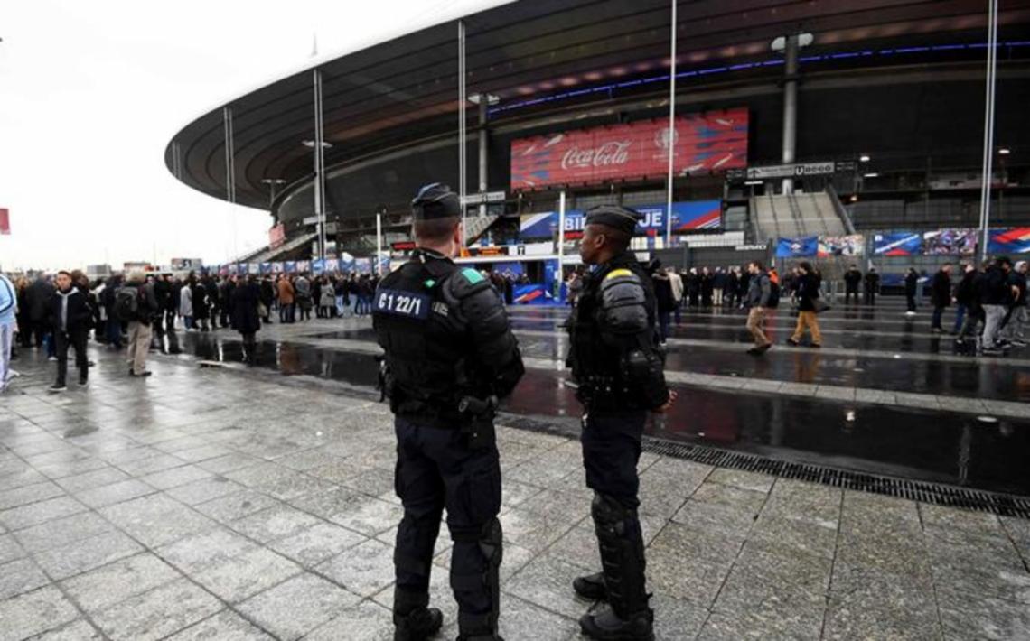 Policías en las afueras del Stade de France