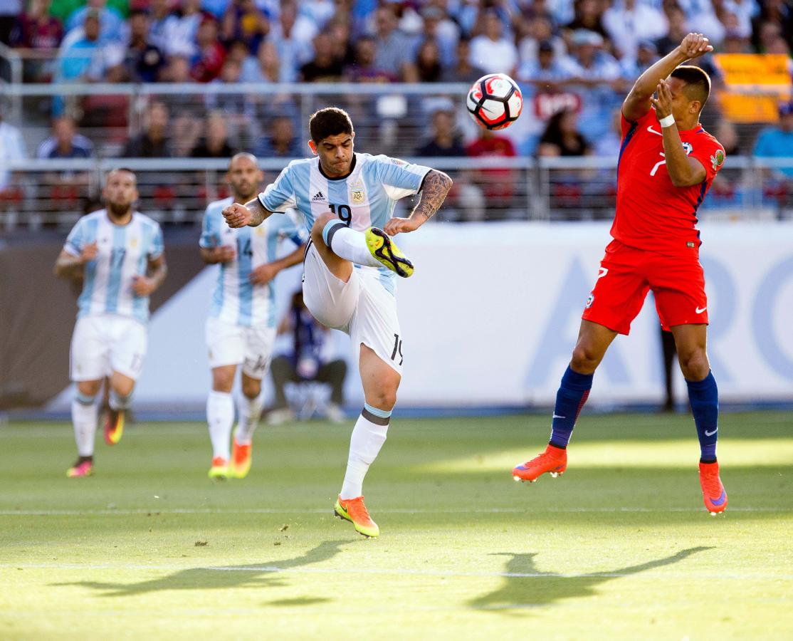 Imagen La Selección abrió el partido en el segundo tiempo, con los goles de Di María y Banega. (Reuters)
