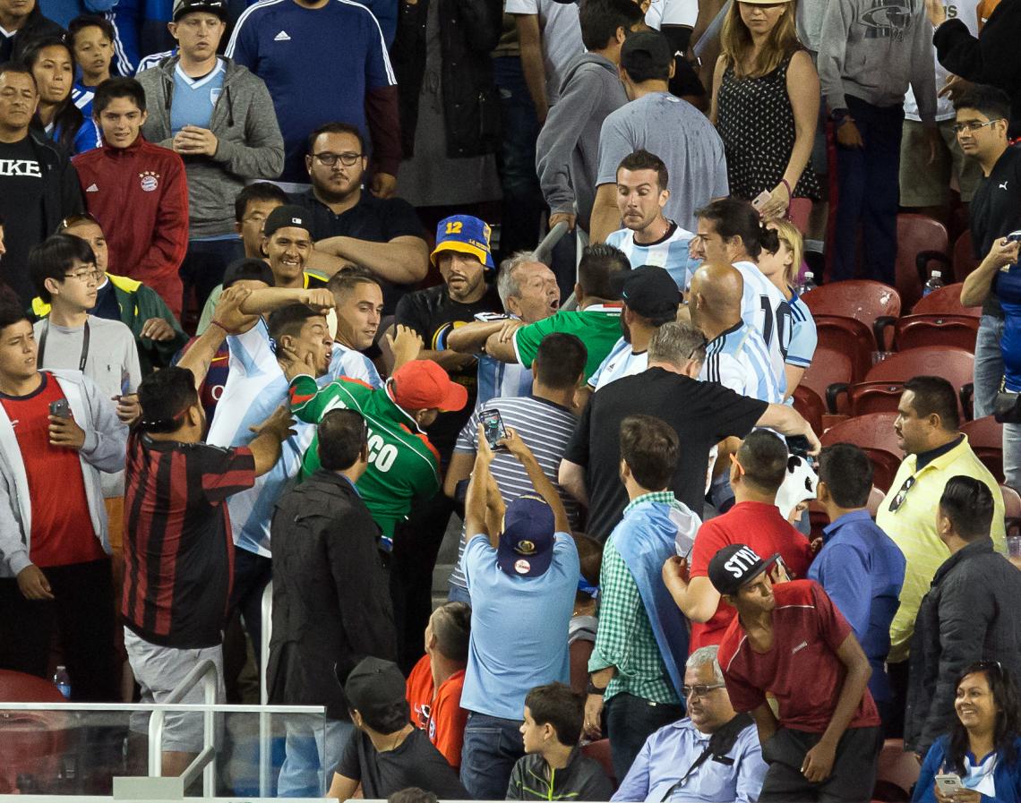 Imagen Triunfo de la Selección en el debut, 2-1 contra Chile. Messi lo siguió desde el banco. (Reuters)