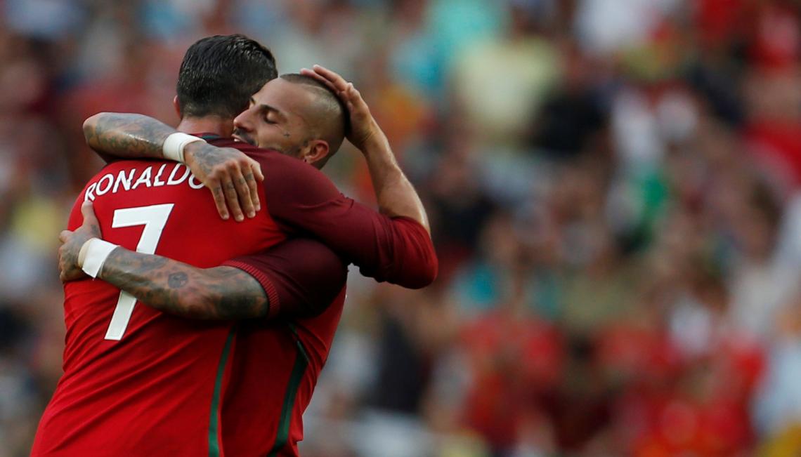 Imagen Ricardo Quaresma celebra su gol con Cristiano Ronaldo. Foto: Reuters.