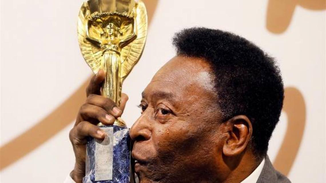 Imagen Pelé y la Jules Rimet. Foto: AP.