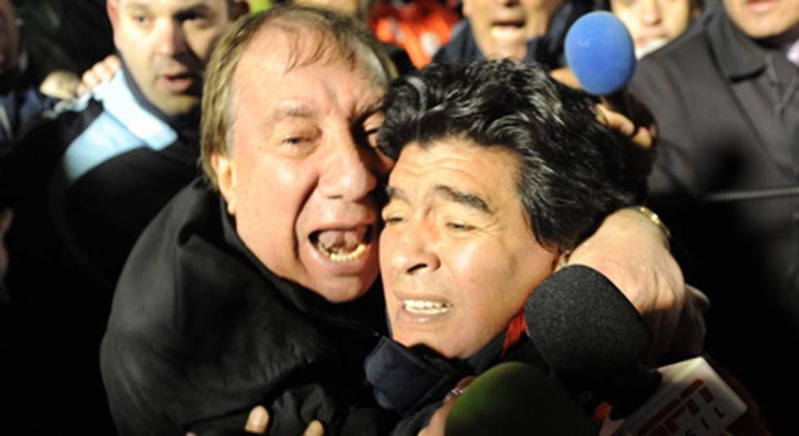 Imagen LA HISTÓRICA FOTO de Bilardo con Maradona, en Montevideo, el día que se logró la clasificación a Sudáfrica 2010.