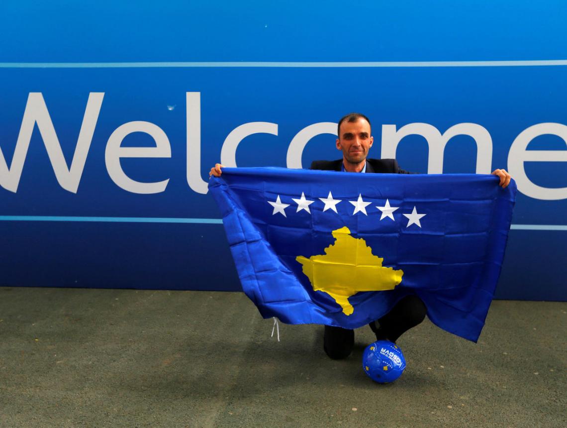 Imagen Un hincha festeja con la bandera de Kosovo