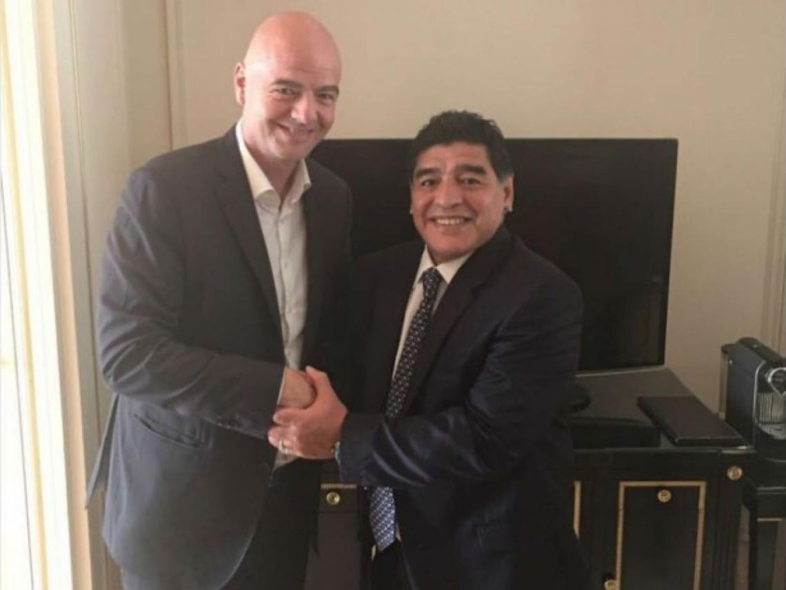 Imagen Maradona, con Infantino