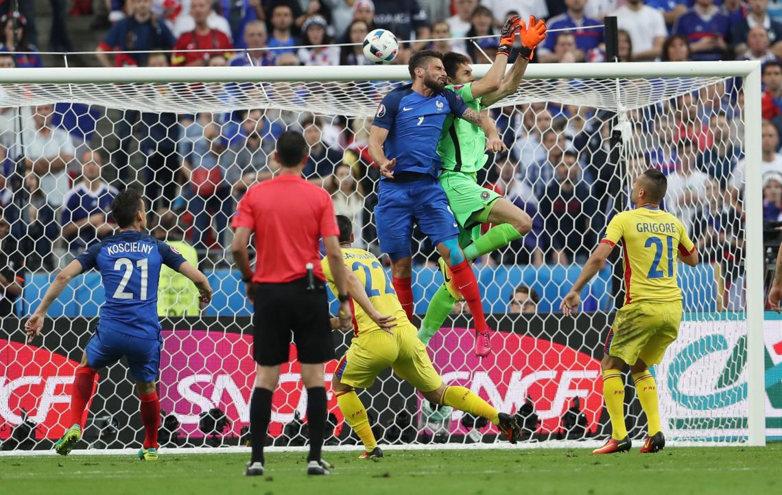 Imagen El momento en que Giroud mete la cabeza para el gol. Foto: Reuters.