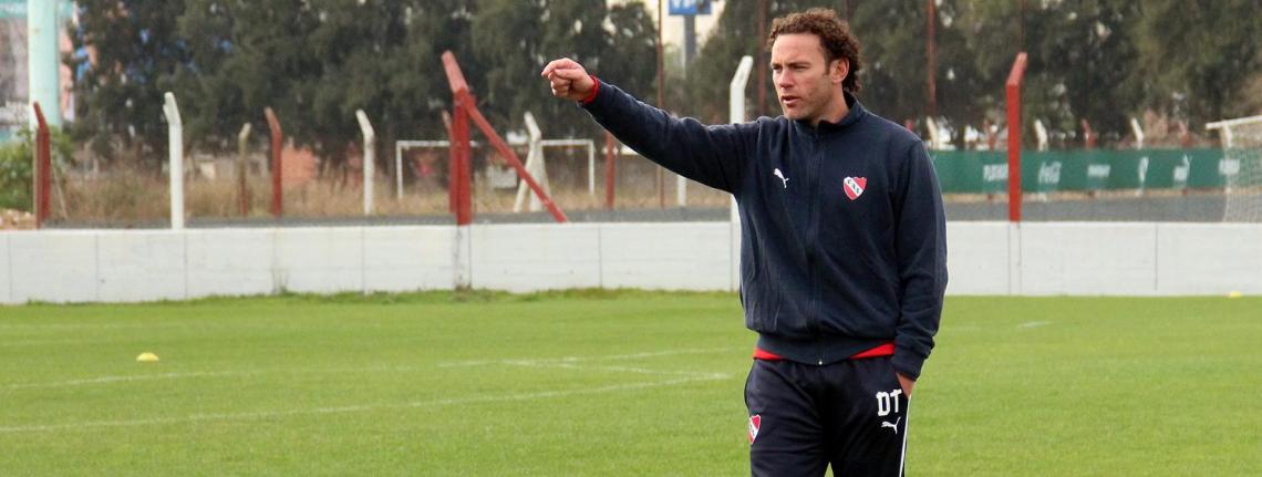Imagen Milito, dirigiendo la práctica
