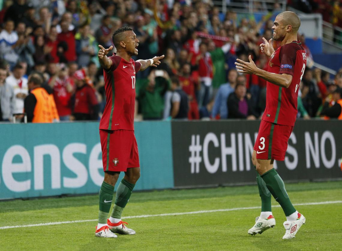 Imagen NANI festeja su gol con Pepe. Foto: Reuters.