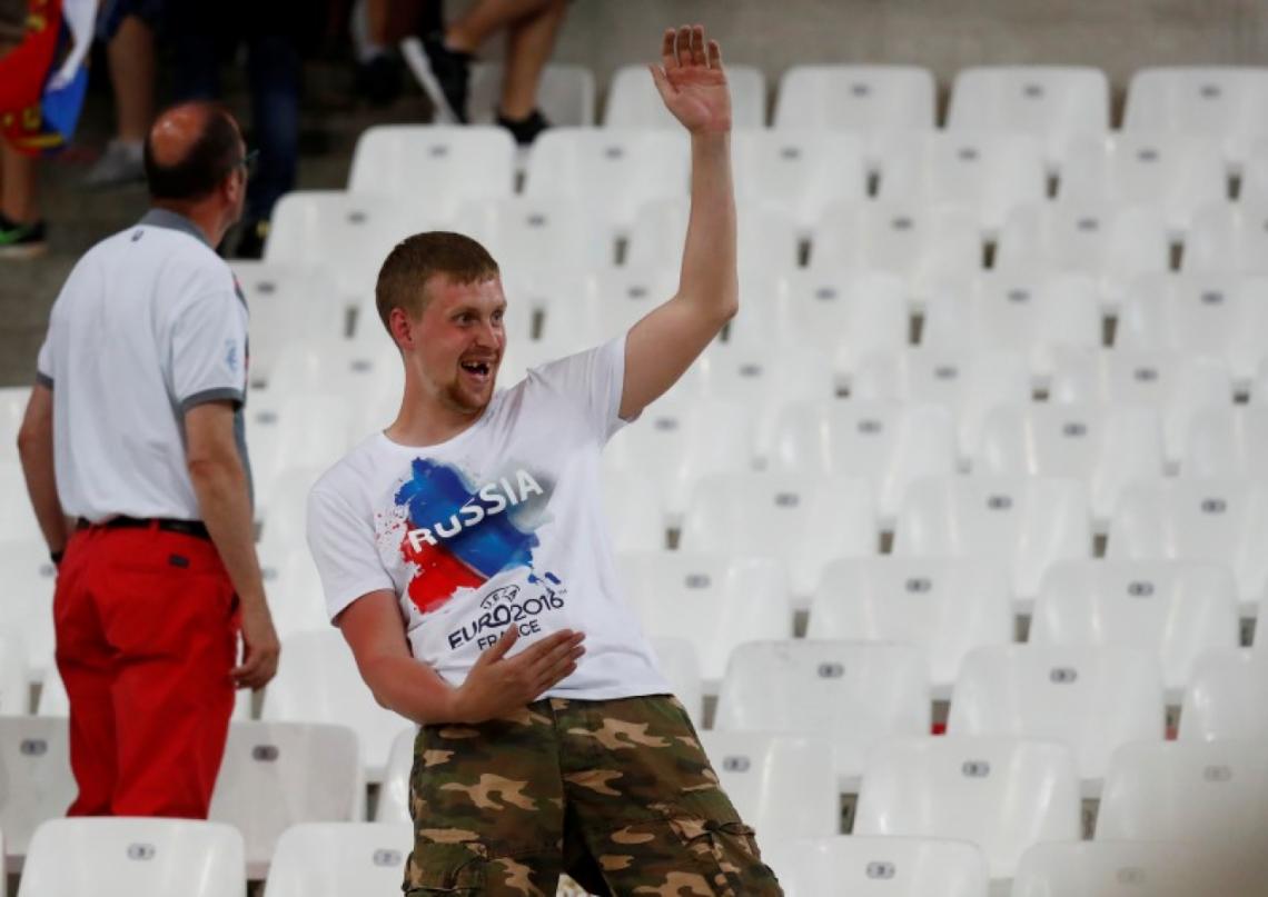 Imagen UN HINCHA RUSO tras finalizar el partido contra Inglaterra. Foto: Reuters.