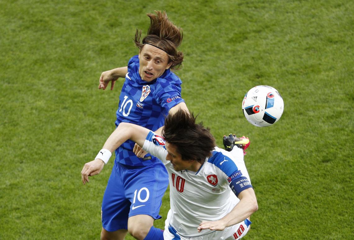 Imagen Modric y Rosicky disputando la pelota