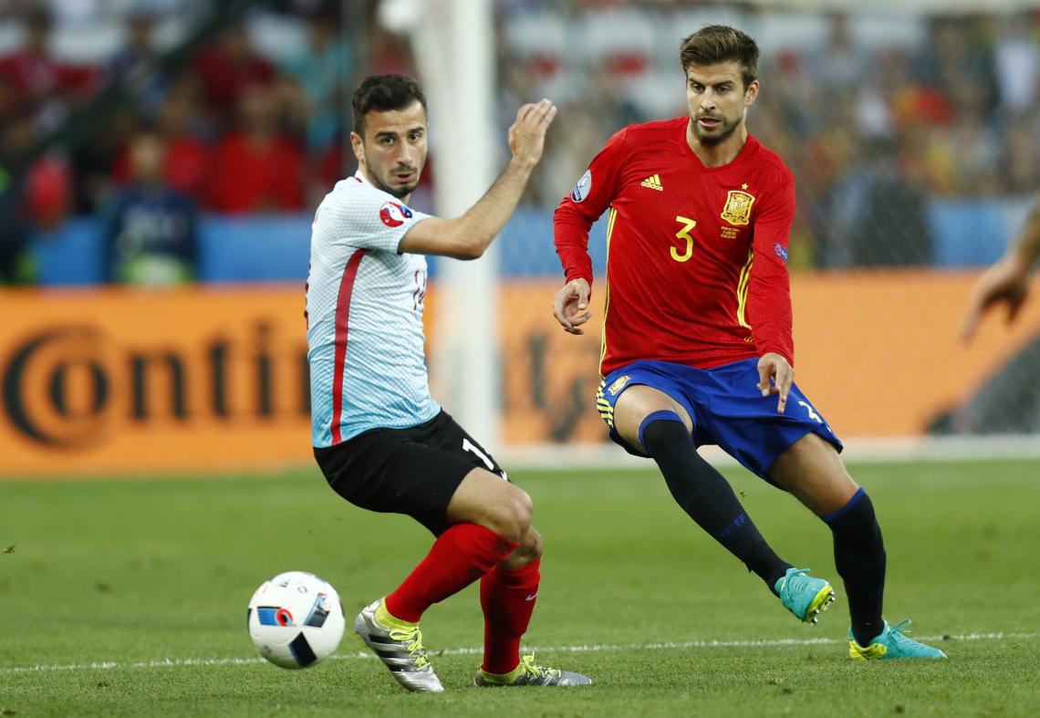 Imagen Piqué se lleva la pelota ante la marca de Ozyakup. (Reuters)