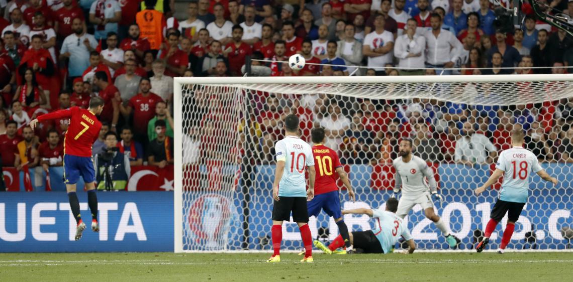 Imagen Morata, de cabeza, convierte el primero de España. (Reuters)